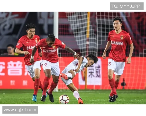 上海上港与广州恒大激战正酣谁能在这场对决中笑到最后 上海上港与广州恒大激战正酣谁能在这场对决中笑到最后